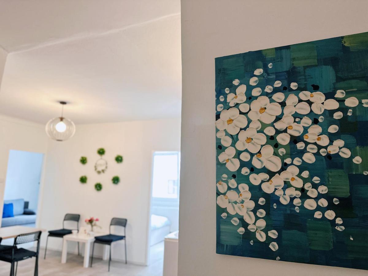 Charming Three Bedrooms Near Station Apartment